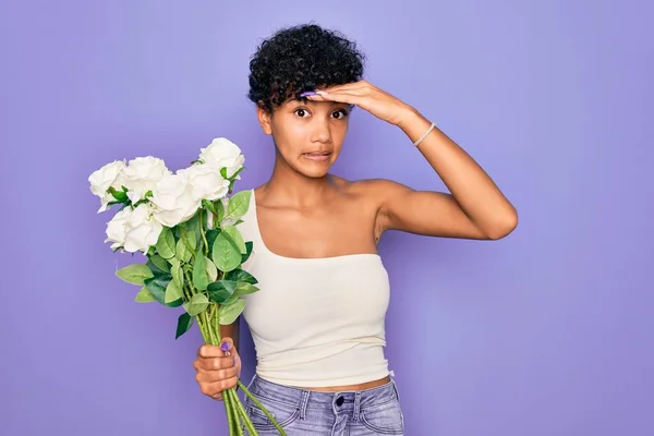 Hermosa Afroamericana Afroamericana Con Ramo Flores Blancas Sobre Fondo Púrpura —  Fotos de Stock