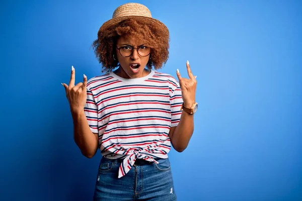 Afro Amerikaanse Vrouw Met Krullend Haar Vakantie Met Zomerhoed Gestreept — Stockfoto