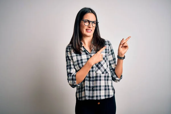 Ung Brunett Kvinna Med Blå Ögon Bär Casual Skjorta Och — Stockfoto