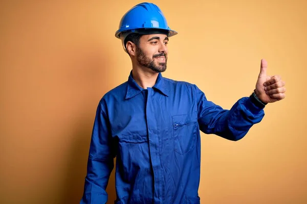 Mechanische Man Met Baard Blauw Uniform Veiligheidshelm Gele Achtergrond Kijk — Stockfoto