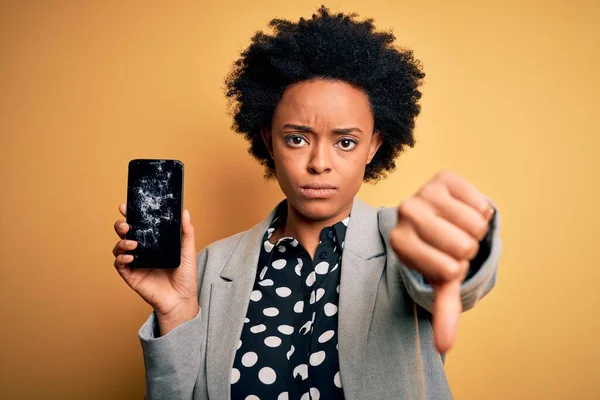 Jovem Afro Americano Africano Mulher Com Cabelo Encaracolado Segurando Smartphone — Fotografia de Stock