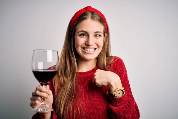 Giovane Bella Rossa Donna Bere Vetro Vino Rosso Sfondo Bianco — Foto Stock