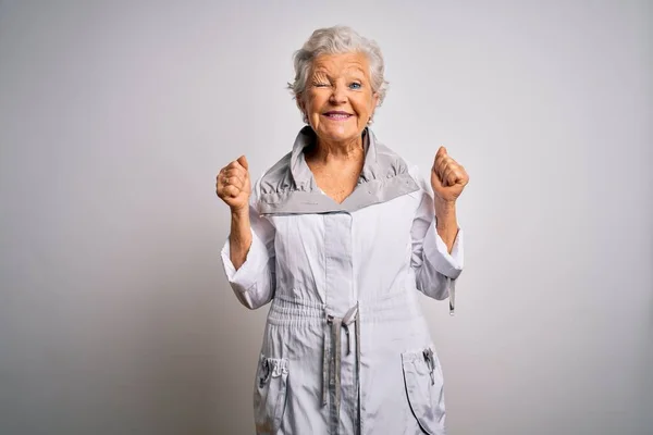 Starsza Piękna Siwowłosa Kobieta Ubrana Luźną Kurtkę Stojąca Nad Białym — Zdjęcie stockowe