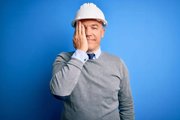 Gut Aussehender Grauhaariger Ingenieur Mittleren Alters Mit Schutzhelm Über Blauem — Stockfoto