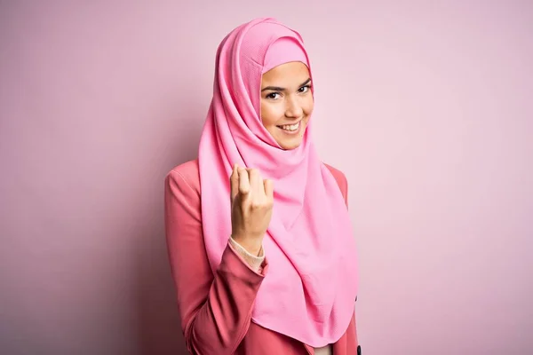 Menina Bonita Nova Vestindo Hijab Muslim Sobre Fundo Rosa Isolado — Fotografia de Stock