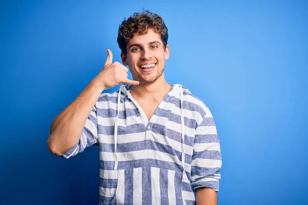 Joven Rubio Guapo Con Pelo Curado Usando Camisa Sudor Rayada —  Fotos de Stock