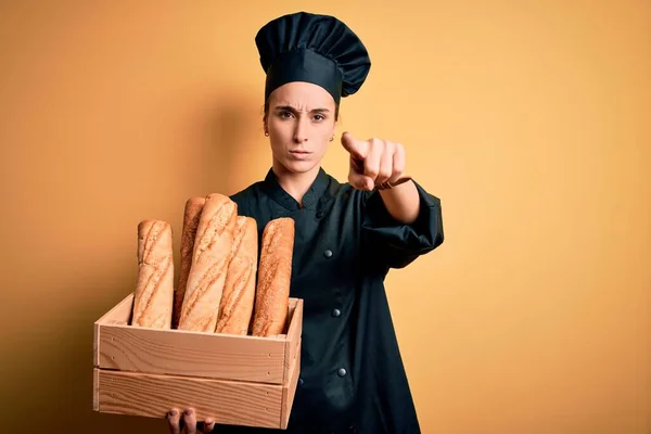 Mladá Krásná Pekařka Kuchařské Uniformě Klobouku Držící Dřevěnou Krabici Chlebem — Stock fotografie