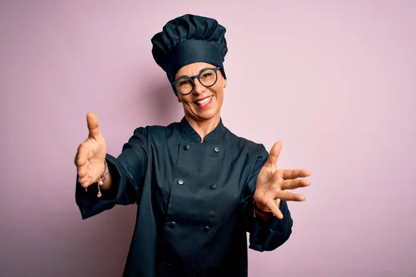 Mujer Cocinera Morena Mediana Edad Con Uniforme Cocina Sombrero Sobre — Foto de Stock