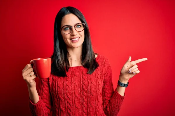 Jonge Brunette Vrouw Met Blauwe Ogen Dragen Bril Het Drinken — Stockfoto