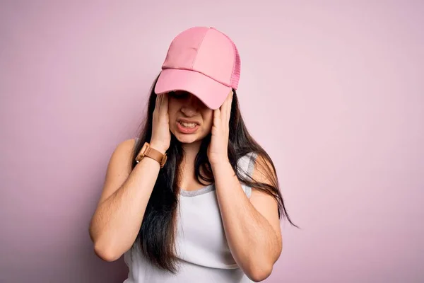 Mujer Morena Joven Que Lleva Gorra Deportiva Casual Sobre Fondo —  Fotos de Stock