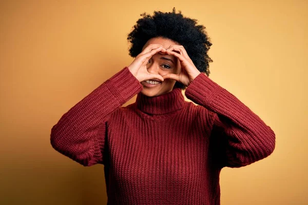 Ung Vacker Afroamerikansk Afro Kvinna Med Lockigt Hår Bär Casual — Stockfoto