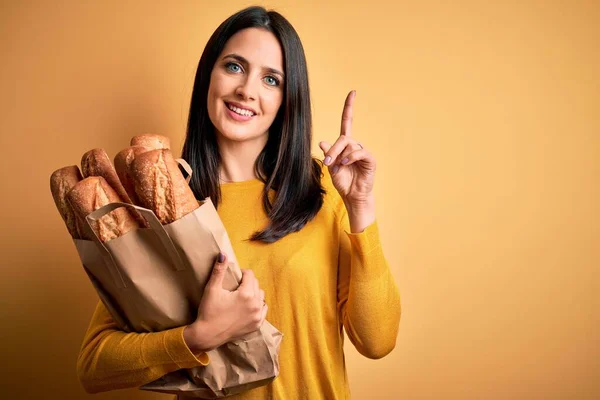 Mulher Nova Com Olhos Azuis Segurando Saco Papel Com Pão — Fotografia de Stock