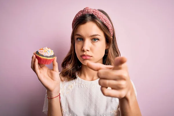 Jovencita Rubia Comiendo Dulce Pastel Chocolate Sobre Fondo Rosa Aislado —  Fotos de Stock