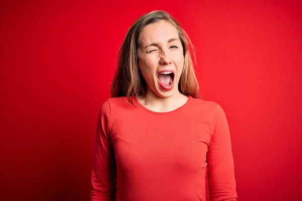 Junge Schöne Blonde Frau Lässigem Shirt Steht Vor Isoliertem Roten — Stockfoto