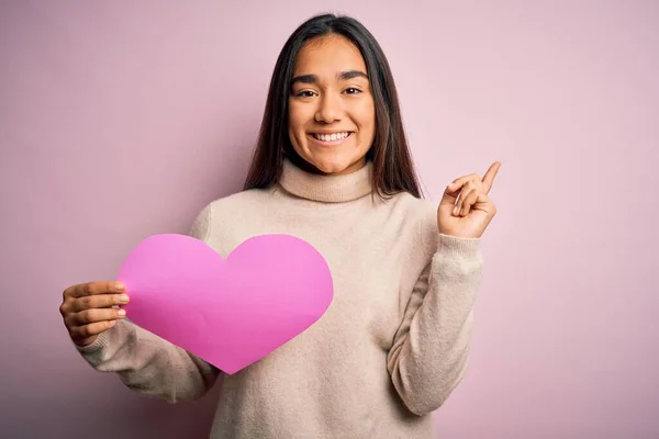 Jovem Bela Asiática Mulher Segurando Rosa Coração Sobre Isolado Fundo — Fotografia de Stock