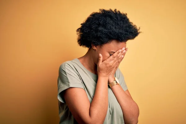 Jonge Mooie Afro Amerikaanse Afro Vrouw Met Krullend Haar Dragen — Stockfoto