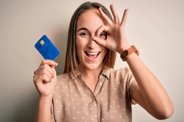 Młody Piękny Klient Kobieta Trzyma Kartę Kredytową Zrobić Płatności Białym — Zdjęcie stockowe