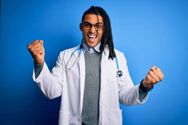 年轻的非洲裔美国医生 留着可怕的头发 戴着听诊器和眼镜 以张开双臂和睁开眼睛庆祝成功 赢的概念 — 图库照片