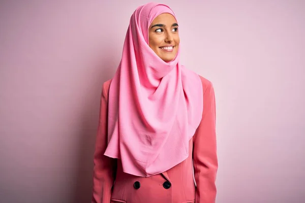 Pembe Müslüman Başörtüsü Ceketi Giyen Genç Güzel Esmer Kadını Yüzünde — Stok fotoğraf