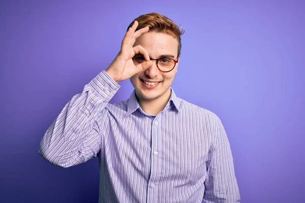 Mladý Pohledný Rusovláska Muž Sobě Ležérní Košili Brýle Přes Fialové — Stock fotografie