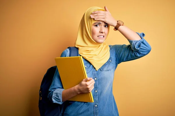 Молода Студентка Мусульманському Хіджабі Рюкзаку Тримає Книгу Жовтому Тлі Напруженому — стокове фото