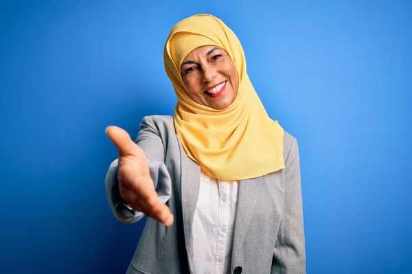 Morena Meia Idade Mulher Negócios Vestindo Muslim Hijab Tradicional Sobre — Fotografia de Stock
