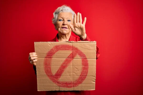 Starsza Piękna Siwowłosa Kobieta Trzymająca Sztandar Zakazanym Sygnałem Czerwonym Tle — Zdjęcie stockowe