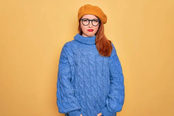 Ung Vacker Rödhårig Kvinna Bär Fransk Basker Och Glasögon Över — Stockfoto