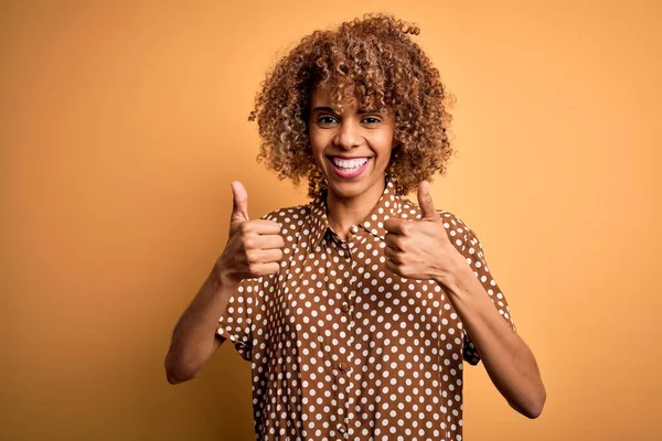 Mladá Krásná Africká Američanka Ležérní Košili Stojící Nad Žlutým Pozadím — Stock fotografie