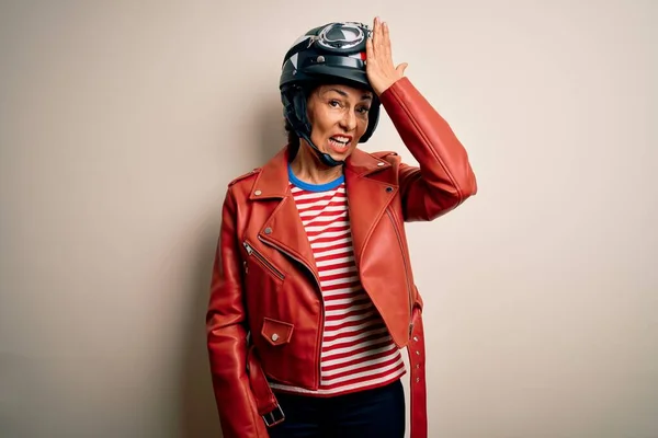 間違いのために頭の上に手で驚いて白い背景にオートバイのヘルメットとジャケットを身に着けている中世のオートバイの女性は エラーを覚えています 忘れられた悪い記憶の概念 — ストック写真