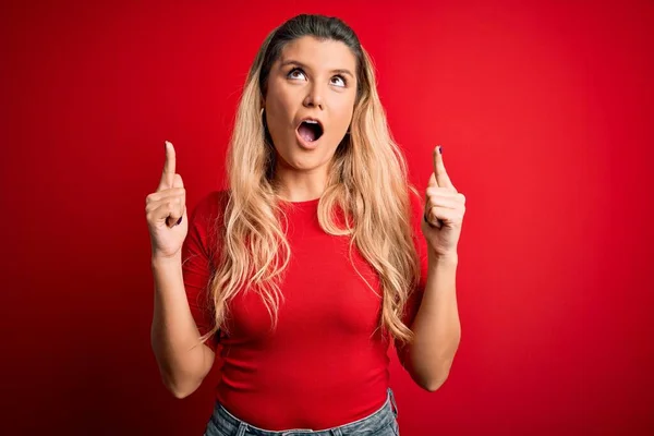 Young Beautiful Blonde Woman Wearing Casual Shirt Standing Isolated Red — Stock Photo, Image