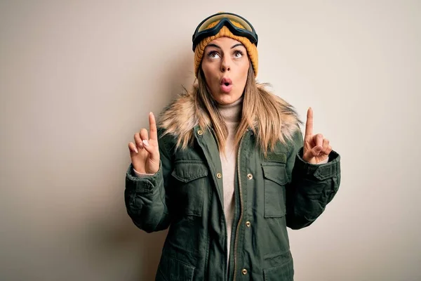 Mujer Joven Esquiadora Brunette Con Ropa Nieve Gafas Esquí Sobre —  Fotos de Stock