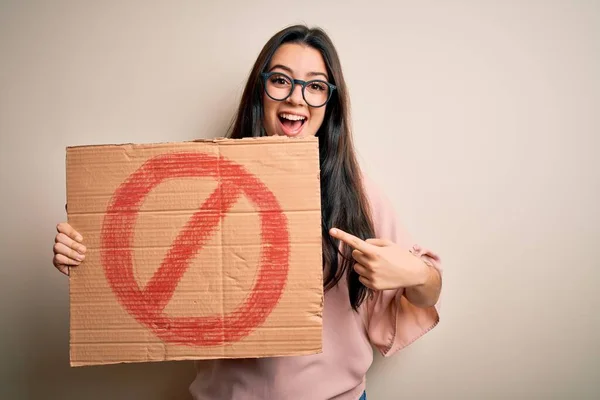 Mujer Morena Joven Que Tiene Bandera Protesta Con Símbolo Prohibido —  Fotos de Stock