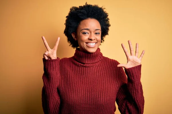 Jong Mooi Afrikaans Amerikaans Afro Vrouw Met Krullend Haar Dragen — Stockfoto