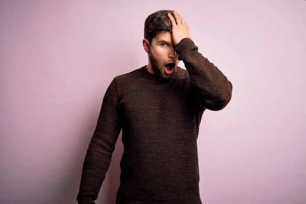 Giovane Biondo Con Barba Gli Occhi Azzurri Che Indossano Maglione — Foto Stock