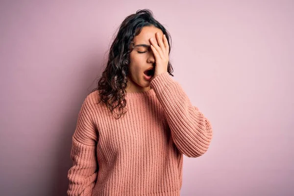 Kıvırcık Saçlı Pembe Arka Planda Günlük Süveter Giyen Genç Güzel — Stok fotoğraf