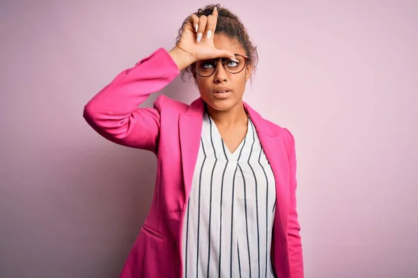 Bela Africana Americana Empresária Vestindo Jaqueta Óculos Sobre Fundo Rosa — Fotografia de Stock