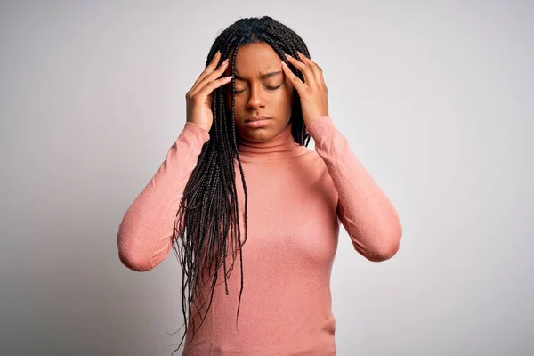 年轻的非洲裔美国女人站在白色的 与世隔绝的背景上随意而冷静 双手托着头 因为压力而感到头痛 痛苦的偏头痛 — 图库照片