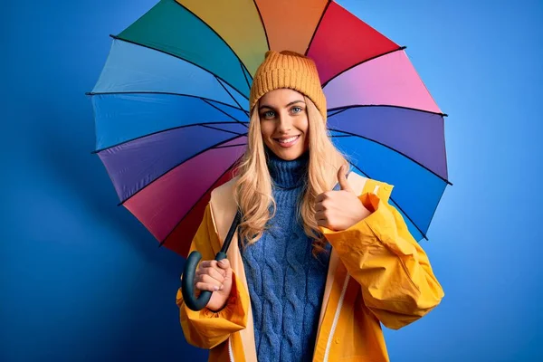 Junge Schöne Blonde Frau Trägt Regenmantel Für Regnerisches Wetter Mit — Stockfoto