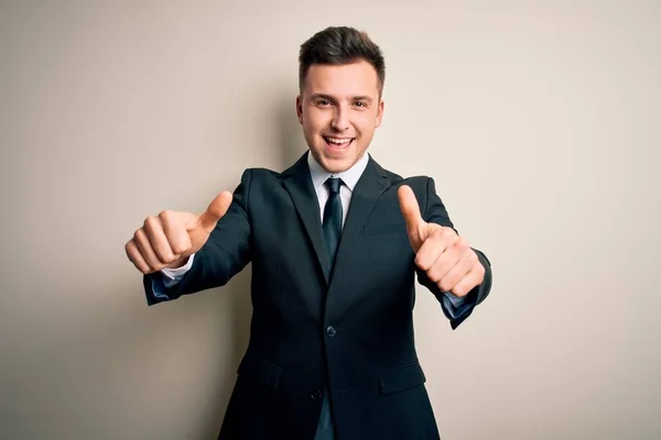 양복을 넥타이를 위에서 손으로 긍정적 행동을 승인하는 잘생긴 사업가가 웃으며 — 스톡 사진