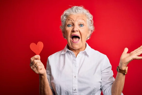 Senior Beautiful Woman Holding Paper Heart Standing Isolated Red Background — Stock Photo, Image