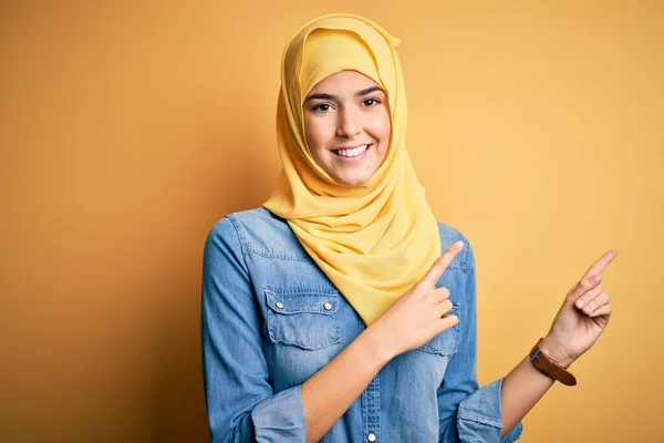 Jovencita Guapa Que Lleva Hijab Musulmán Pie Sobre Fondo Amarillo — Foto de Stock