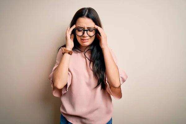 Ung Brunett Elegant Kvinna Bär Glasögon Över Isolerad Bakgrund Med — Stockfoto