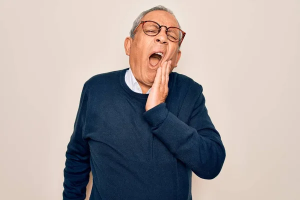 Starší Pohledný Šedovlasý Muž Svetrem Brýlemi Izolovaném Bílém Pozadí Dotýkající — Stock fotografie
