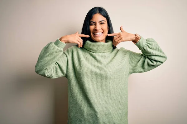 Junge Schöne Hispanische Frau Grünem Winterpullover Vor Isoliertem Hintergrund Fröhlich — Stockfoto