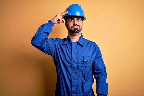 Mechanische Man Met Baard Draagt Blauw Uniform Veiligheidshelm Gele Achtergrond — Stockfoto