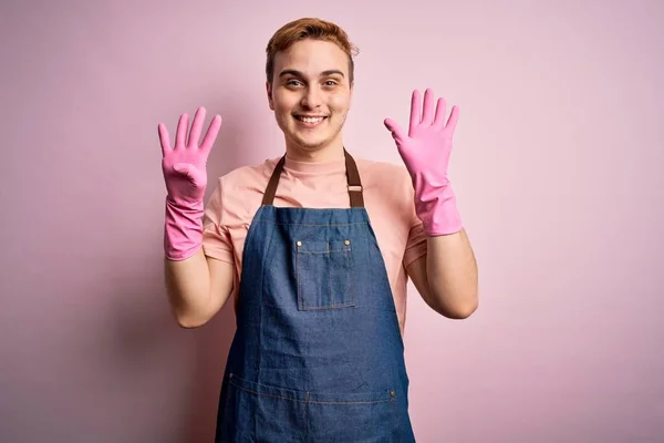 Νέος Όμορφος Κοκκινομάλλης Καθαριστής Κάνει Δουλειές Του Σπιτιού Φορώντας Ποδιά — Φωτογραφία Αρχείου