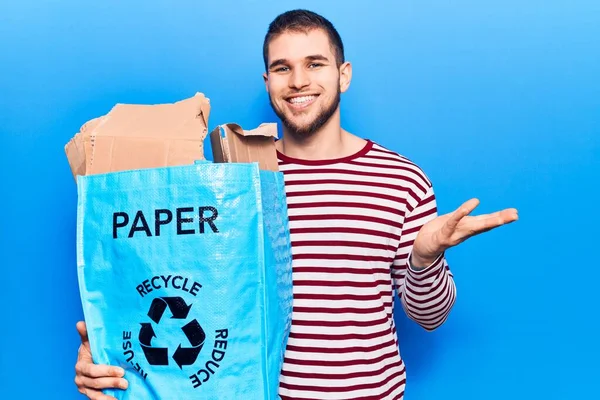 Papel Bonito Novo Reciclagem Homem Comemorando Realização Com Sorriso Feliz — Fotografia de Stock