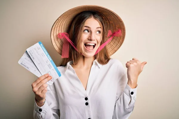 Young Beautiful Redhead Tourist Woman Wearing Asian Traditional Hat Holding — Stock Photo, Image