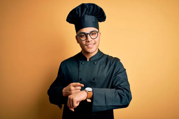 Young Brazilian Chef Man Wearing Cooker Uniform Hat Isolated Yellow — Stock Photo, Image